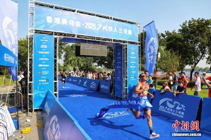 转换区, 首名在游泳, 绿树掩映的