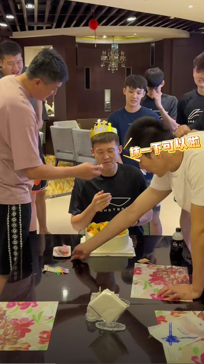 随后, cZudk, 赶忙上前帮